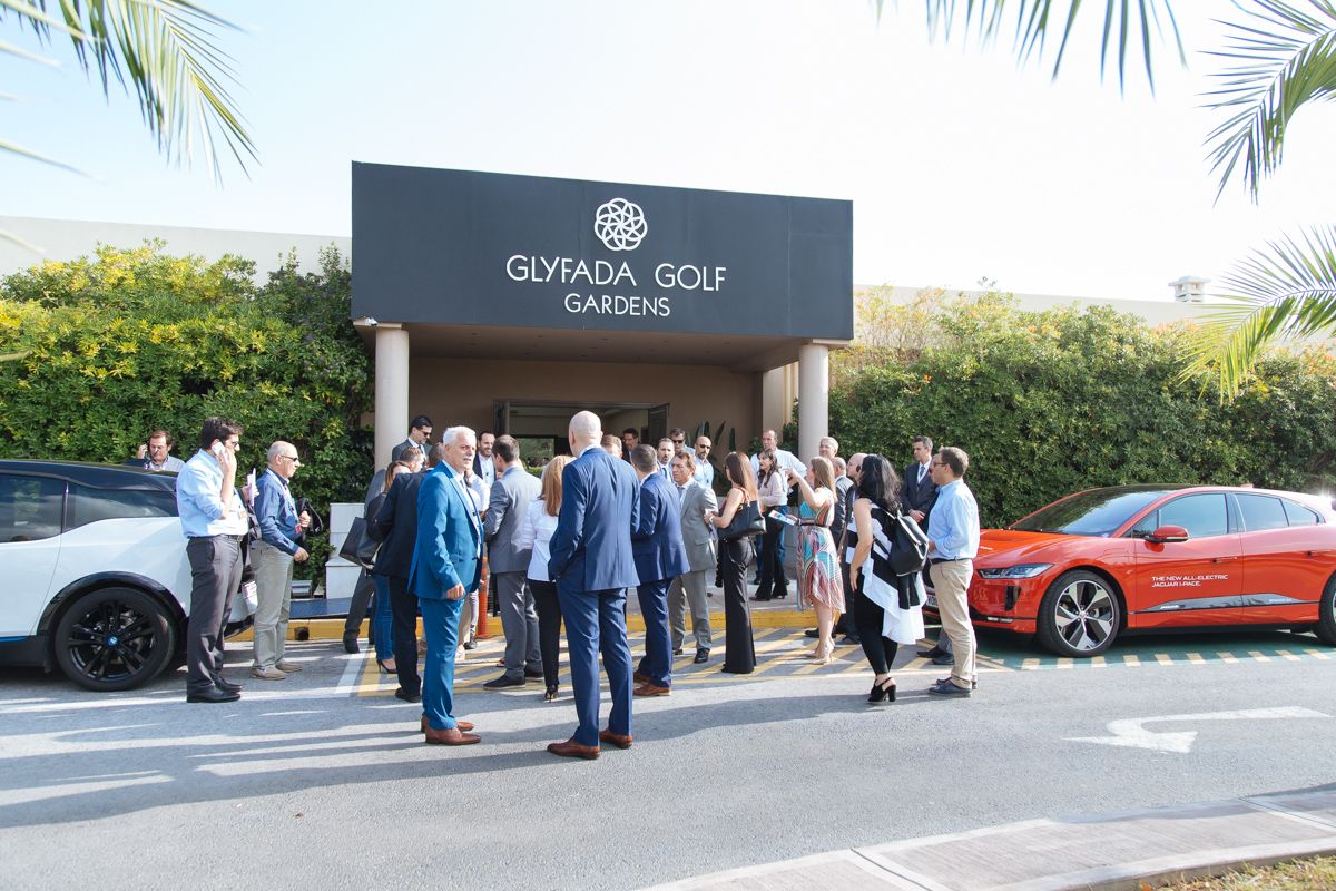 kalesmenoi sthn eisodo tou golf glyfadas