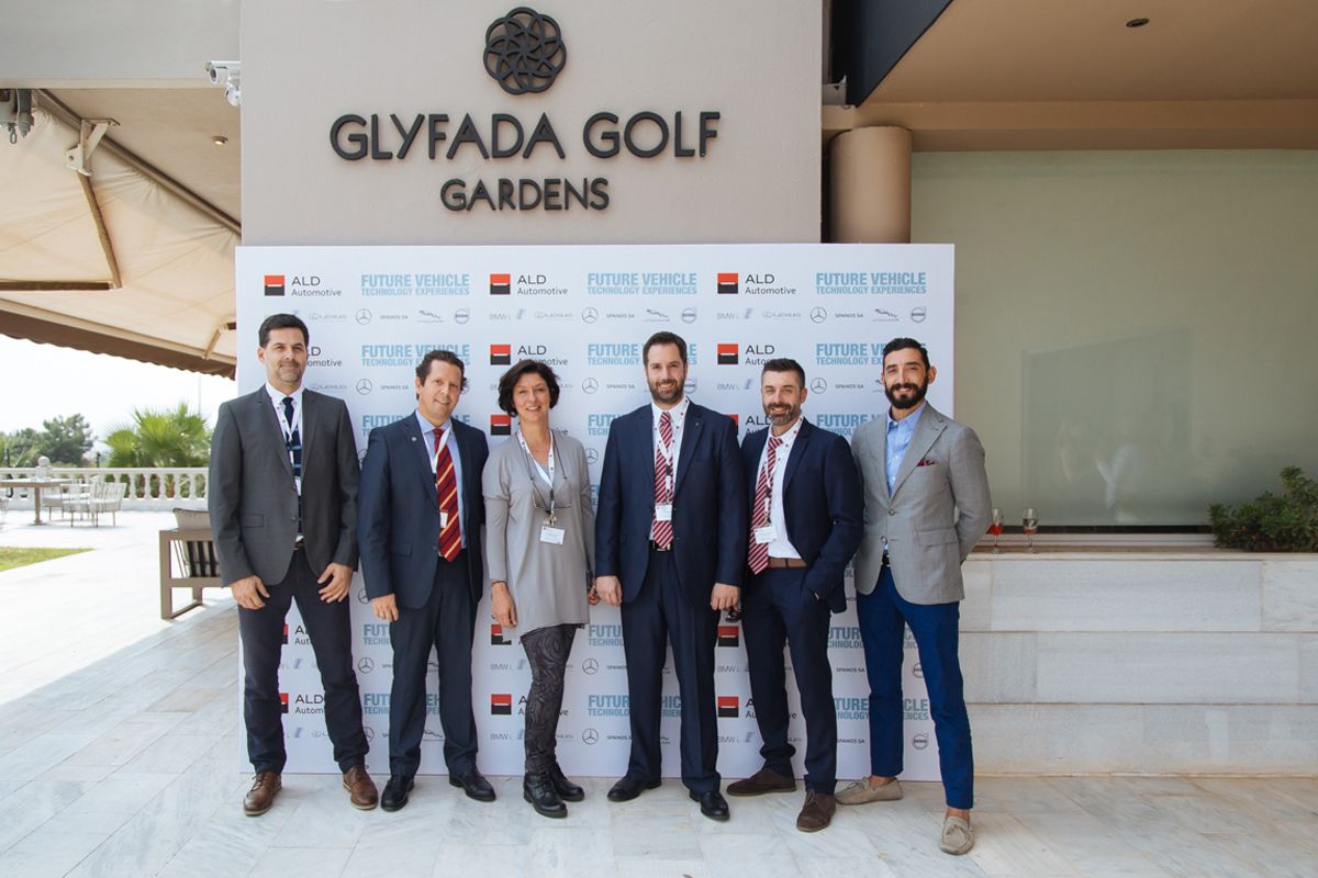 omadikh photographia mprosta sto banner tou event