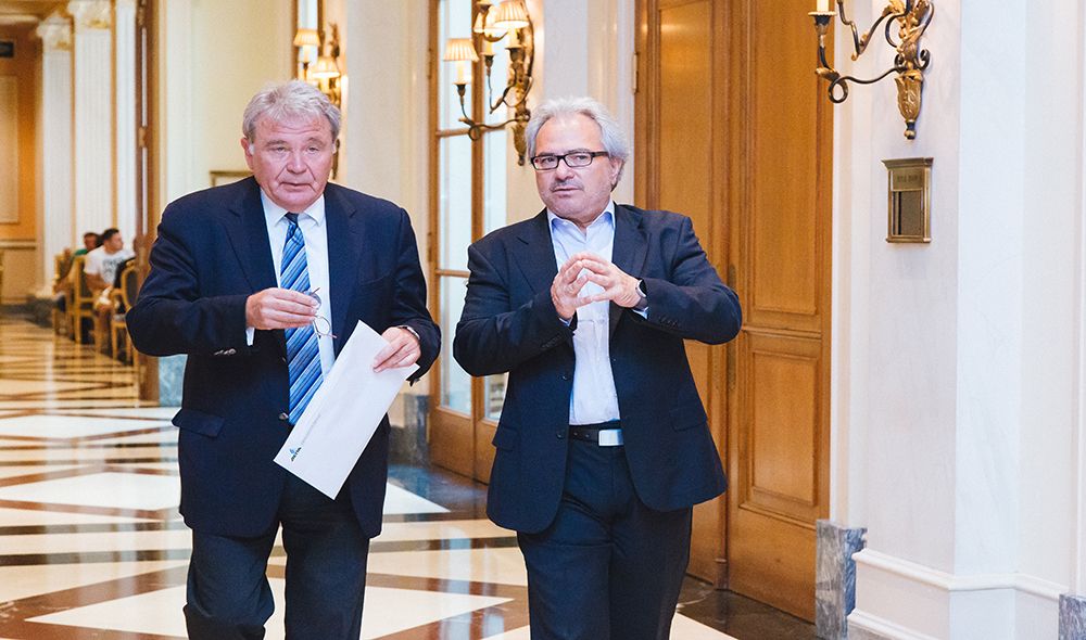 afixi kalesmenwn sto xenodoheio megali bretagnia syntagma, etairiki photographisi aspect photo