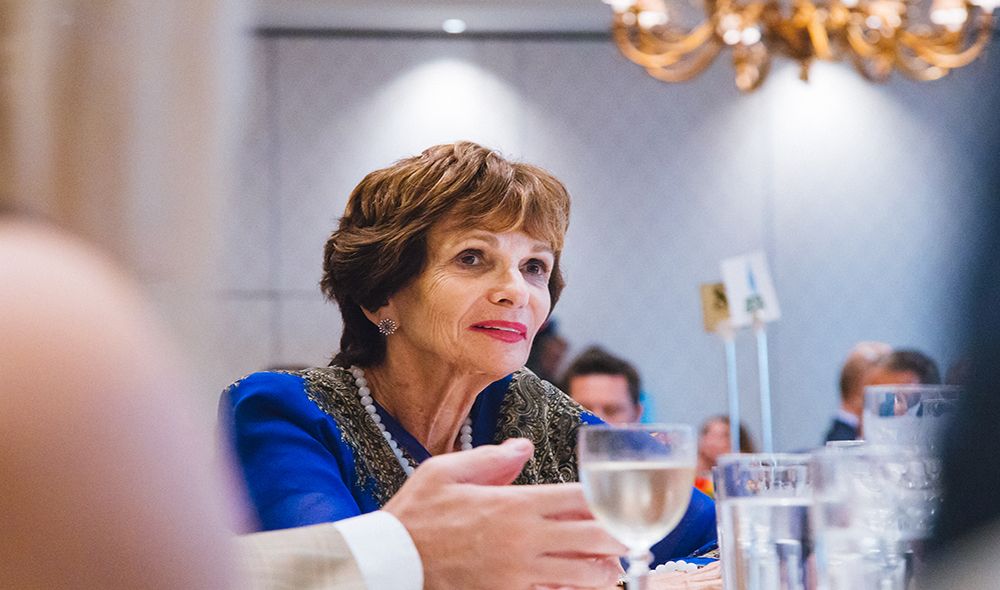 kitty dukakis kalesmeni oikonomiko forum delphwn, epaggelmatiki etairiki photgraphisi aspect photo