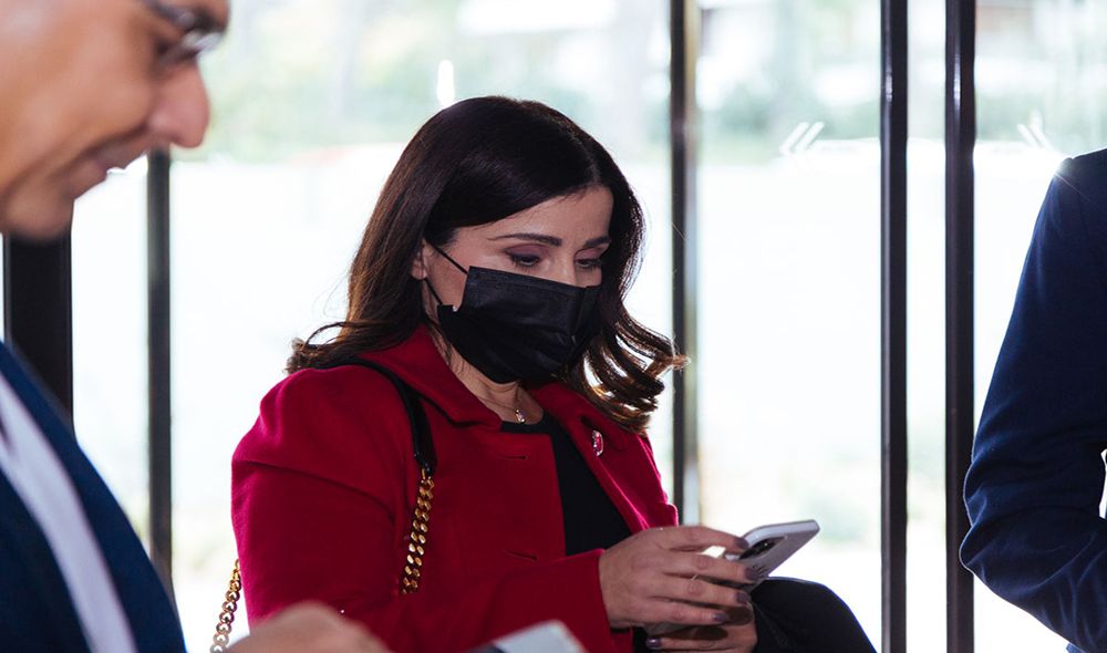 afixi kalesmenhs sto synedrio, life gallery xenodoxeio ekali, photographisi synedriou aspect photo