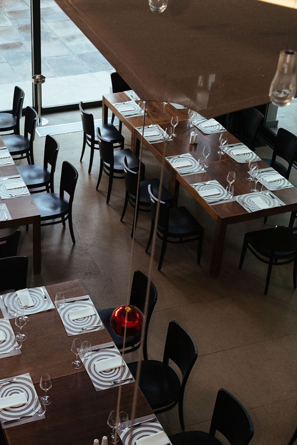 trapezaria xenodoheiou life gallery, etoimasies deipnou, life gallery xenodoxeio ekali, photographisi synedriou aspect photo