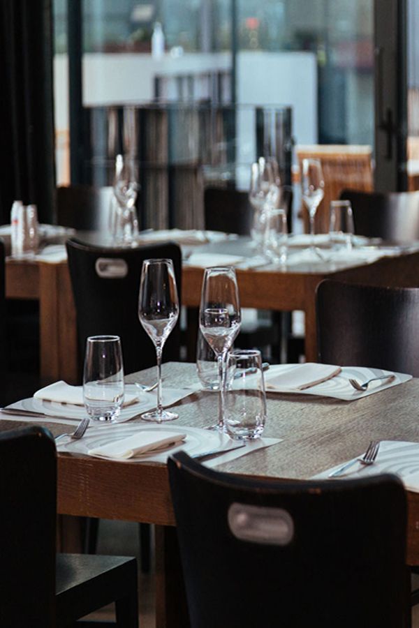 trapezia xenodoheiou life gallery, etoimasies deipnou, life gallery xenodoxeio ekali, photographisi synedriou aspect photo