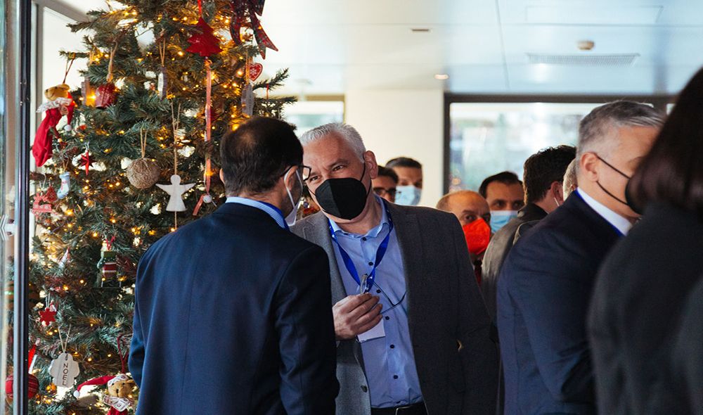 dialleima synedriou, kalesmenoi synomiloun sto foye, trapezaria xenodoheiou life gallery, etoimasies deipnou, life gallery xenodoxeio ekali, photographisi synedriou aspect photo