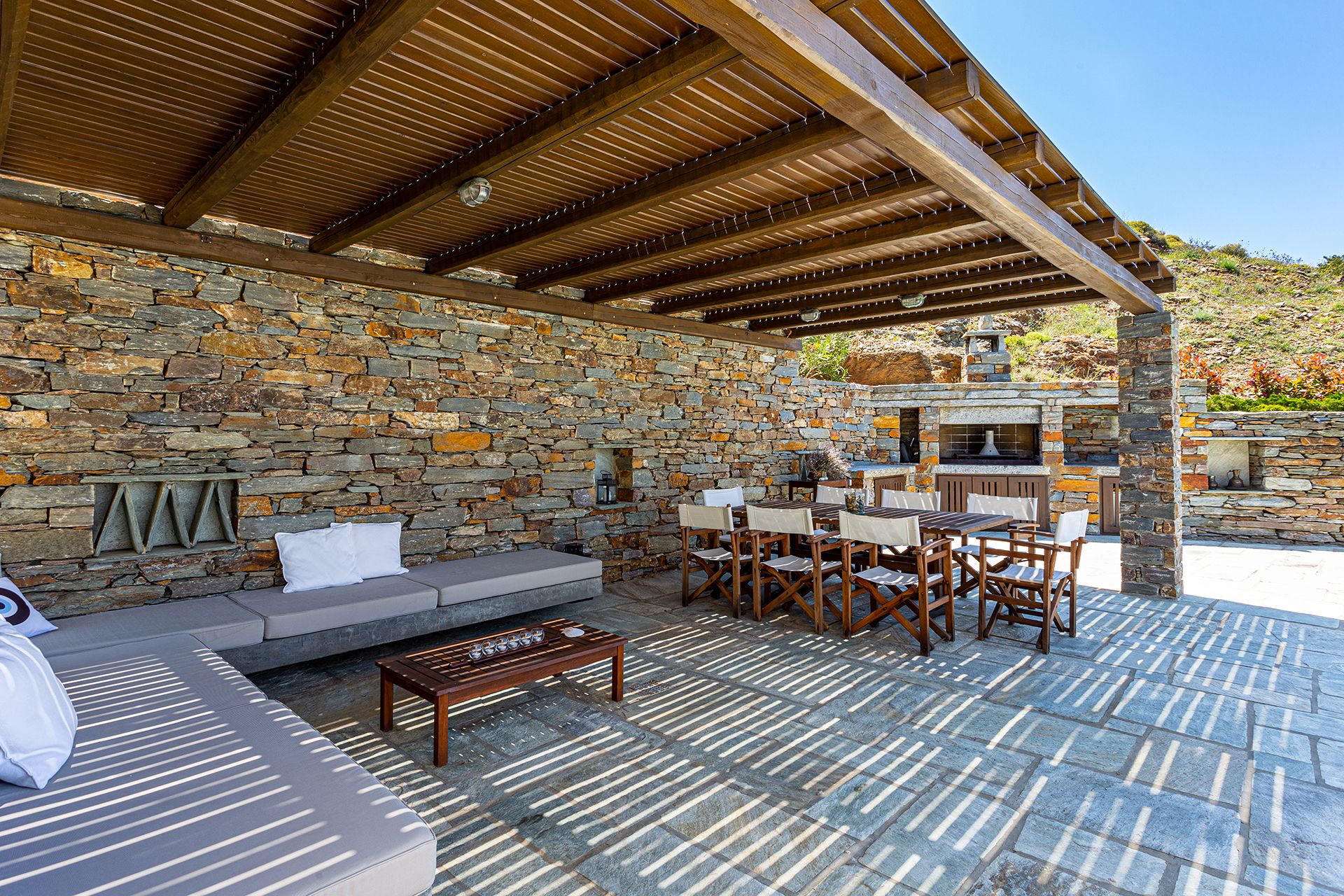 Χώρος καθηστικού, πέργκολα, σε εξοχική κατοικία