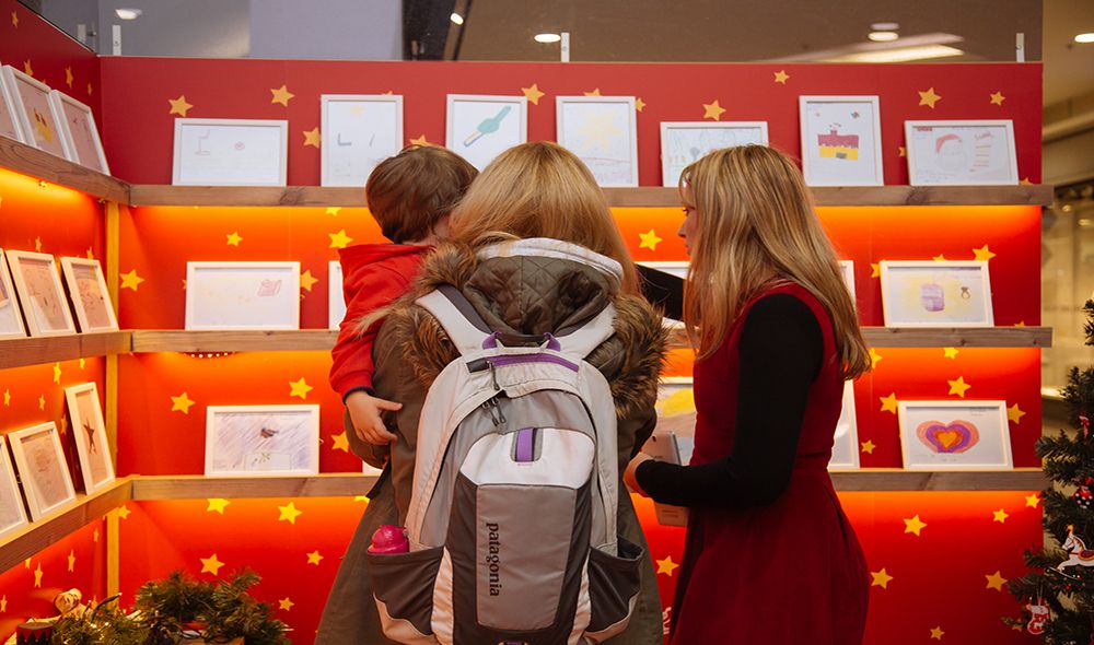 oikogeneia dialegei mia zwgrafia enos paidiou apo ta paidika hwria sos