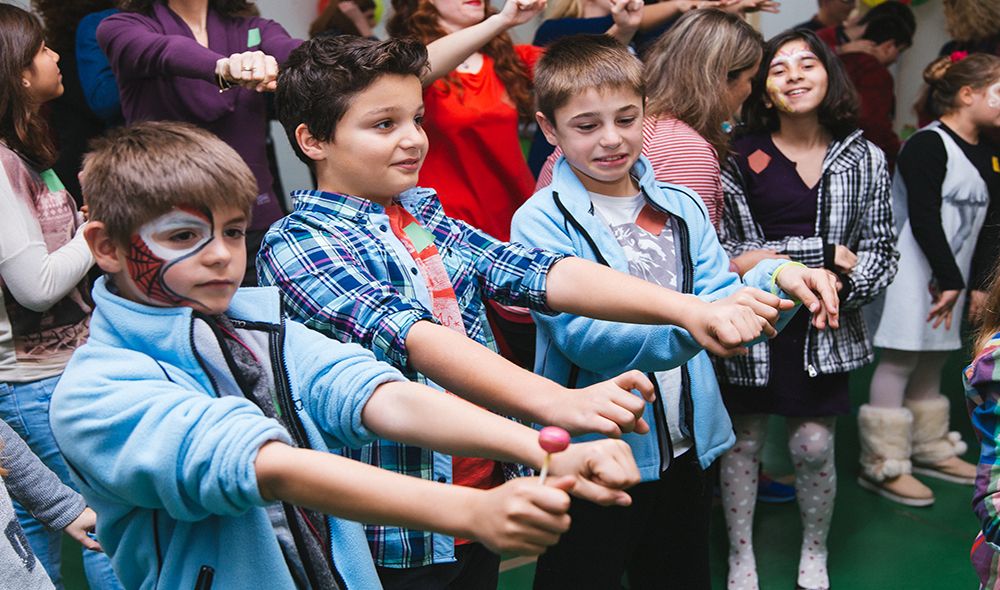 paidia paizoun sto kleisto ghpedo sta xwria sos