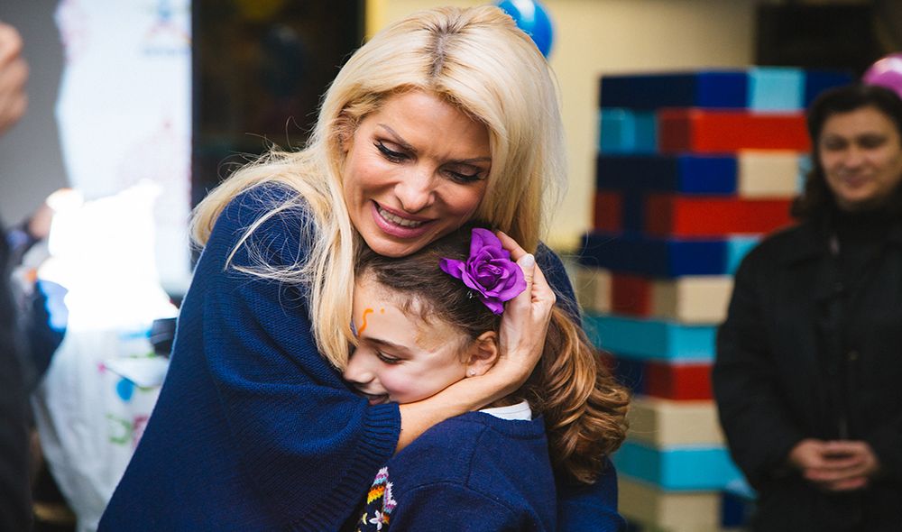 elenh menegakh agkaliazei ena koritsaki