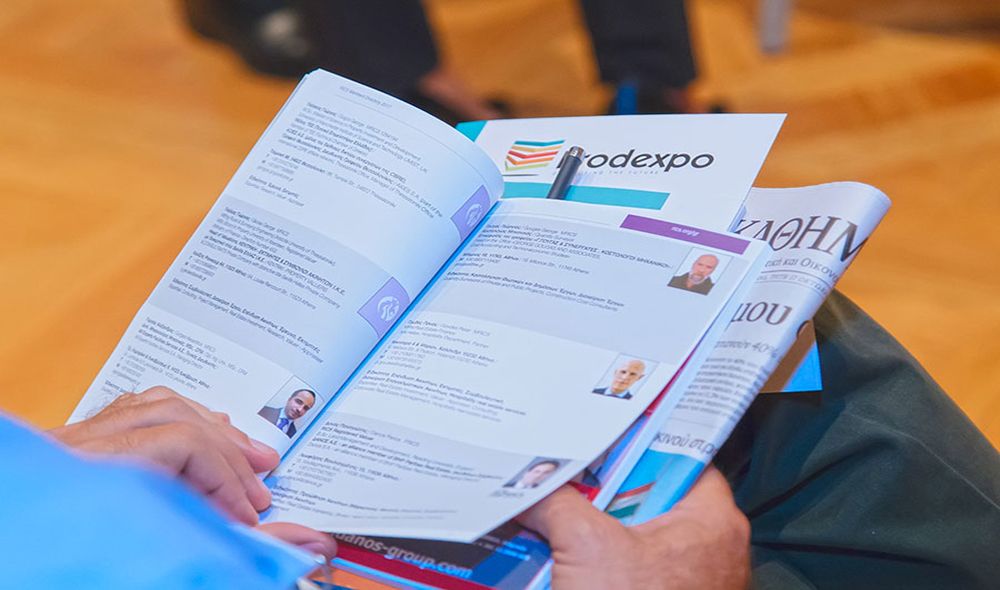 kalesmenos diabazei to prograsmma tou synedriou, epaggelmatiki photografisi synedriou aspect photo 