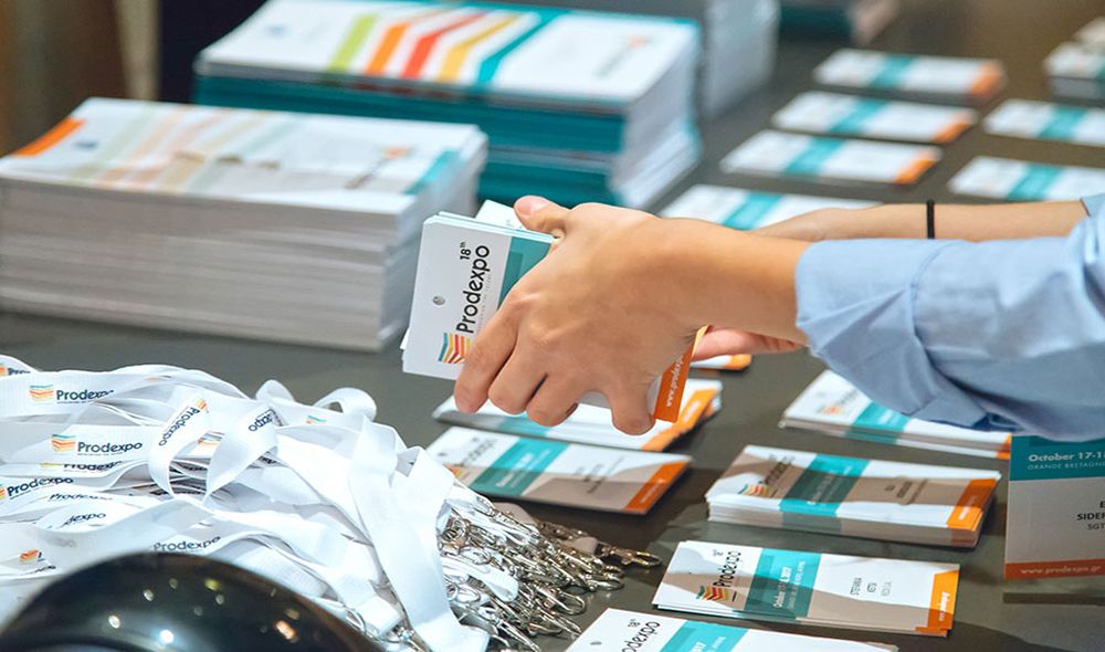 kalesmenos diabazei to prograsmma tou synedriou, epaggelmatiki photografisi synedriou aspect photo 