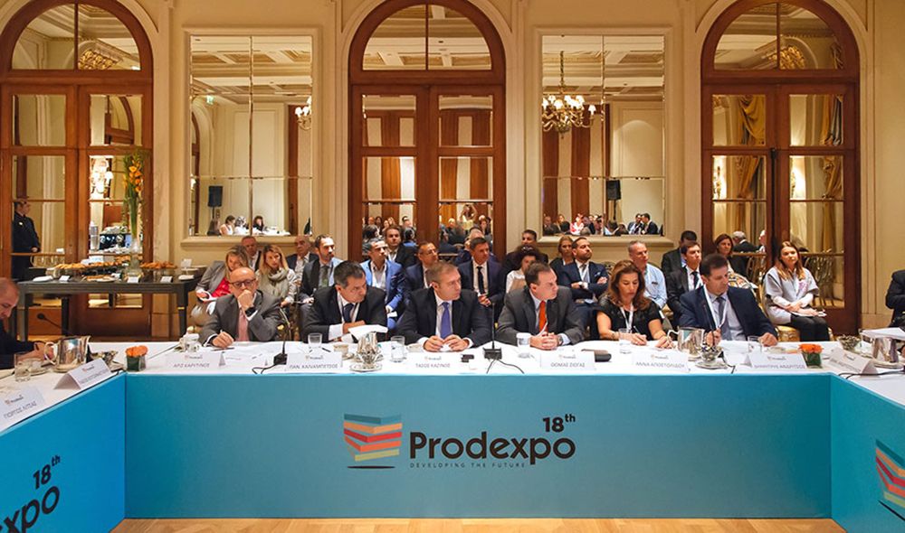 stroggylo trapezi prodexpo sthn aithousa tou xenodoheiou megali bretagnia