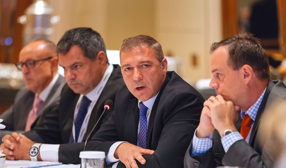 omiliths kai symmetehontes sto stroggylo trapezi ths prodexpo