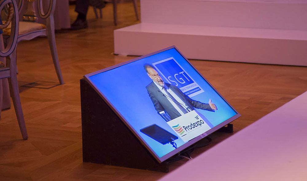 othoni pou provallei ton omilith