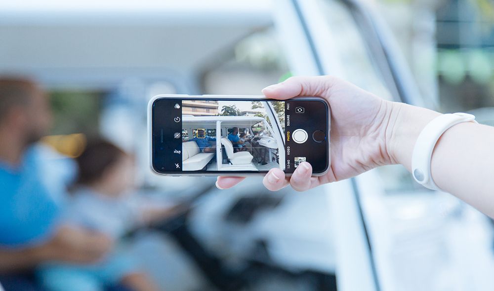 photographish gynaikeio heri pou photographizei kalesmenous mesa sto vabaki