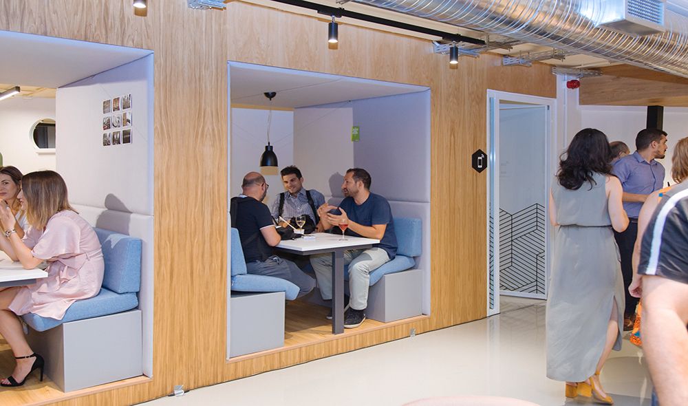 kalesmenoi apolamvanoun thn bradeia tou event sta grafeia 