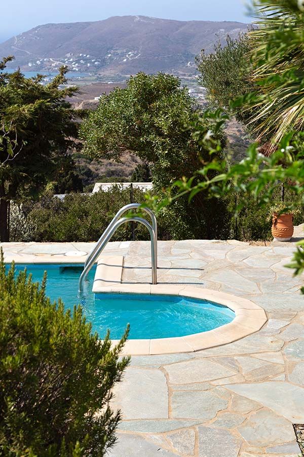pisina kai thea apo thn villa