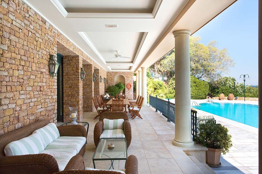 kathistiko kouzinas sthn pisina