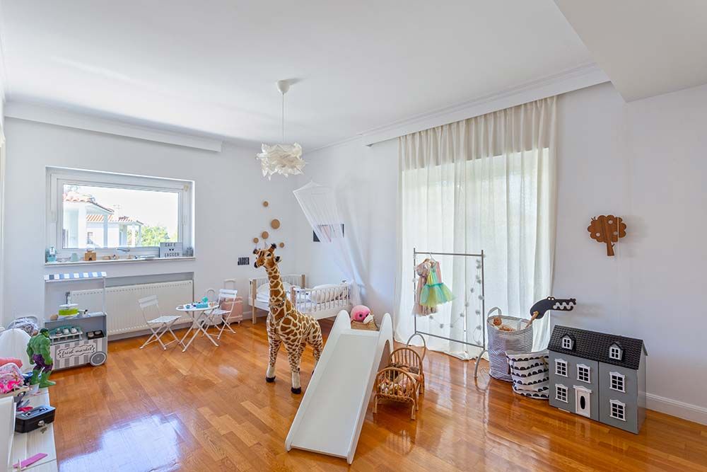 trito paidiko dwmatio