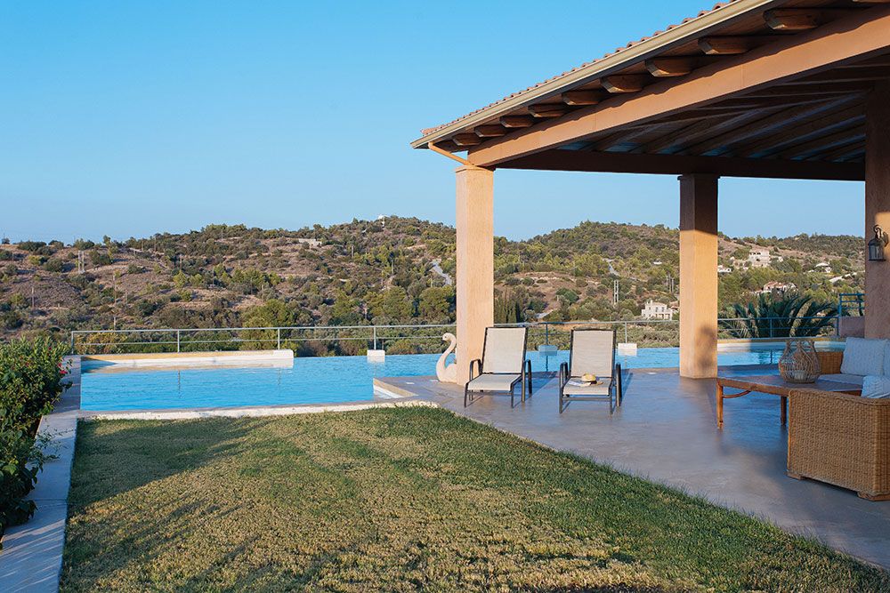 gkazon dipla sthn pisina